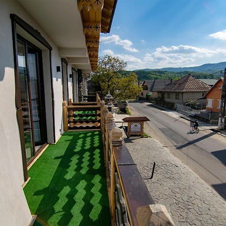 ホテル La Conacul Vesel Săpînţa エクステリア 写真