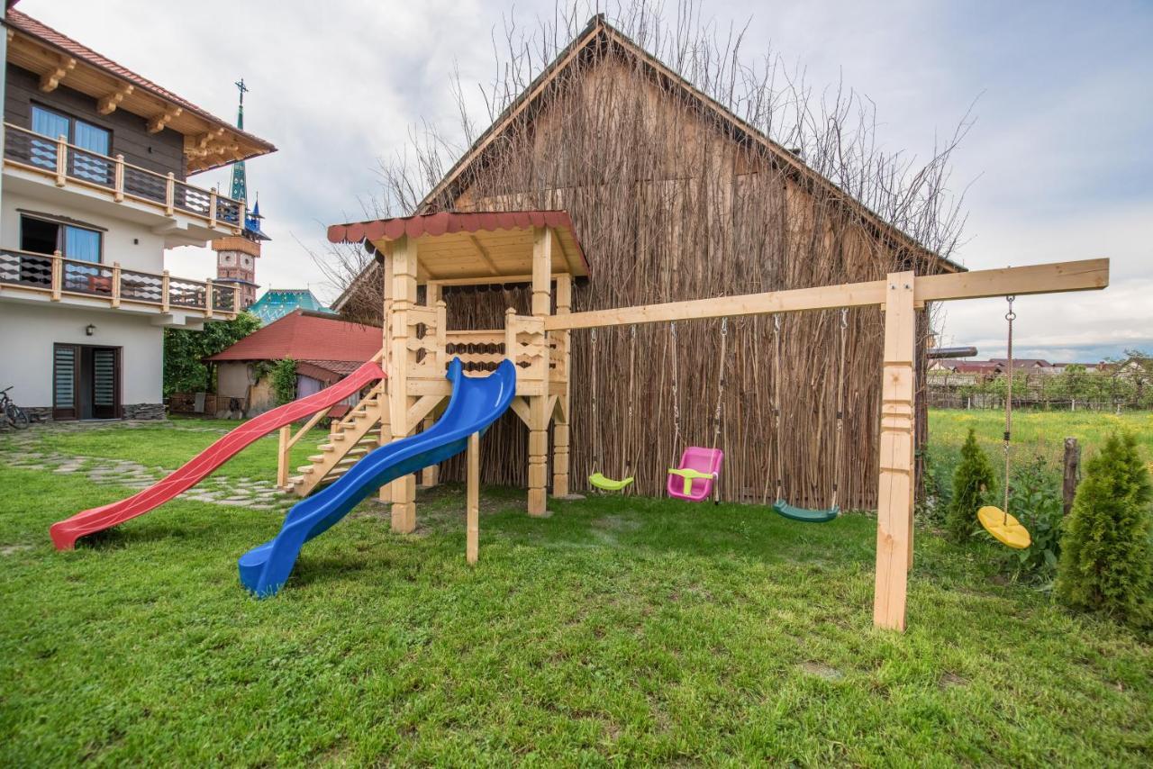 ホテル La Conacul Vesel Săpînţa エクステリア 写真